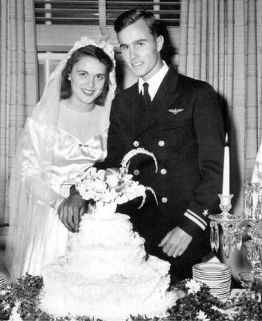 جورج بوش با باربارا پیرس هجده ساله ازدواج کرد. 