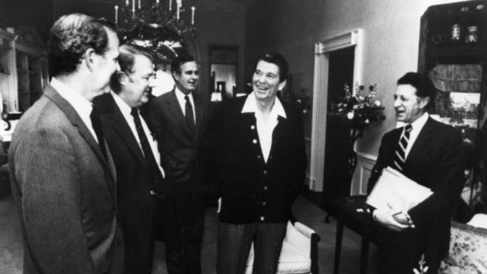 از چپ به راست جیمز بیکر، ادوین میس، جورج بوش معاون رئیس‌جمهوری، ریگان و کاسپر واینبرگر، وزیر دفاع

