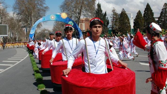 جوانان تاجیک با کلاه های ملی