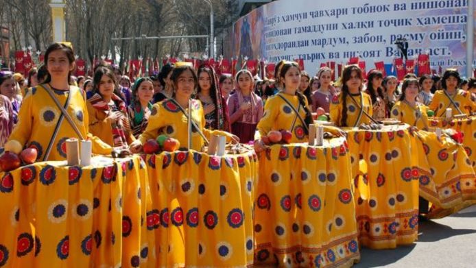 دختران تاجیک با سفره های نوروزی
