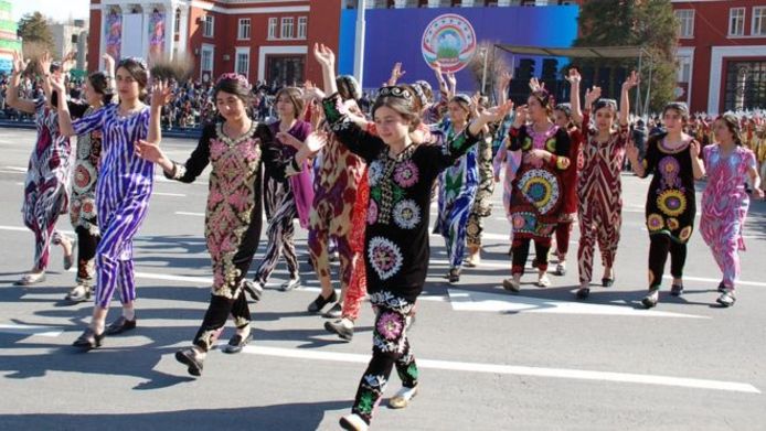 دختران تاجیک در لباس های ملی