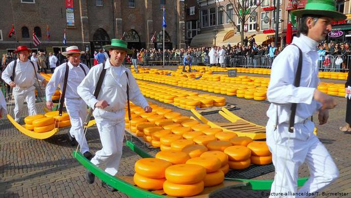 در قرون وسطی تقریبا در تمامی صومعه‌ها پنیر نیز تولید می‌شد. از آنجایی که ساکنان صومعه‌ها و راهبان در مورد نوع کارشان گزارش کامل تهیه می‌کردند می‌توان حتی سال تولید بسیاری از انواع پنیرها را در این گزارش‌ها دید. برای مثال پنیر گودا (عکس از بازار پنیرفروشان آلکمار در هلند) در سال هزار و ۱۸۴ میلادی در منطقه گودا واقع در غرب هلند تولید شده است.

