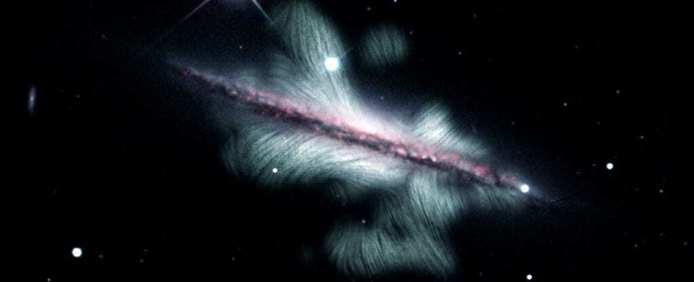 شکل X در میدان مغناطیسی

کهکشان NGC ۴۲۱۷ ممکن است نام خسته کننده‌ای داشته باشد، اما وقتی در سال ۲۰۲۰ تصویری از میدان مغناطیسی آن منتشر شد، این کهکشان مارپیچی  منتشر شد و به کتاب‌های گینس راه پیدا کرد. البته تقریباً هیچ چیز در مورد اینکه کهکشان‌ها چگونه میدان‌های مغناطیسی خود را ایجاد می‌کنند، نمی‌دانیم.

میدان مغناطیسی NGC ۴۲۱۷ عظیم بود و به ۲۲ هزار و پانصد سال نوری در فضا رسید و همچنین به شکل X بود. اما هیچ یک از این دو ویژگی جدید نیستند. کهکشان‌های مارپیچی دیگری با میدان های X شکل وجود دارد که در هزاران سال نوری امتداد یافته است. با این حال، هنگامی که این تصویر گرفته شد، پدیده‌های مرموزی را در داخل میدان مغناطیسی آشکار کرد که قبلاً هرگز دیده نشده بودند. برای مثال، حباب‌های غول پیکر گازی که در اطراف کهکشان وجود داشتند نیز مغناطیسی بودند. یک میدان مغناطیسی دیگر وجود داشت که به سمت بالا چرخیده بود و عجیب‌ترین کشف هم حلقه‌هایی بود که به بیرون پرتاب می‌شدند.