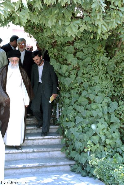 محمود احمدي​نژاد در کنار رهبر معظم انقلاب در سال 84/عکس از پايگاه اطلاع رساني مقام معظم رهبري