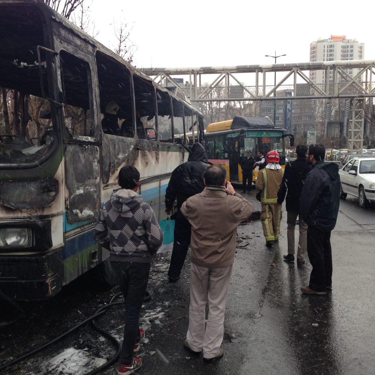 آتش گرفتن اتوبوس در خیابان ولیعصر +عکس