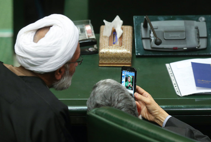 حداد عادل در حال چک کردن تلگرام در صحن علنی مجلس /عکس