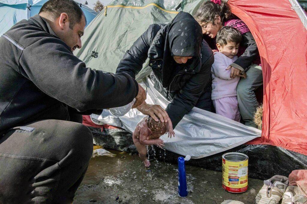 نوزاد مادر پناهجو در چادر متولد شد/ عکس