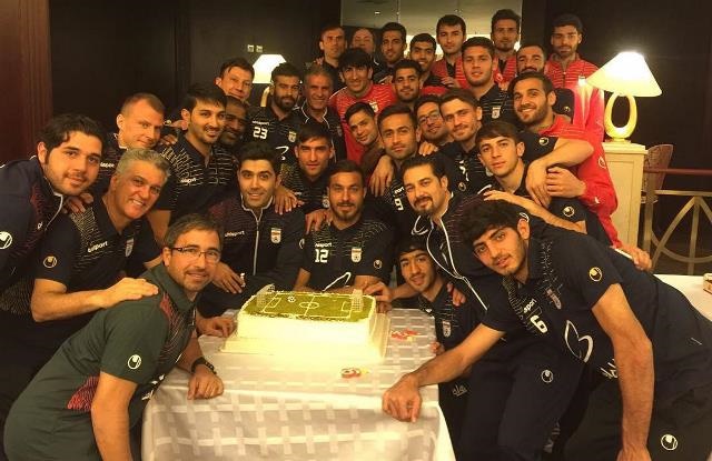 تصویری از جشن تولد رامین رضائیان در اردوی تیم ملی