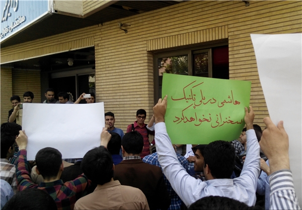 تجمع و شعارهای مخالفان و حامیان هاشمی در دانشگاه امیرکبیر