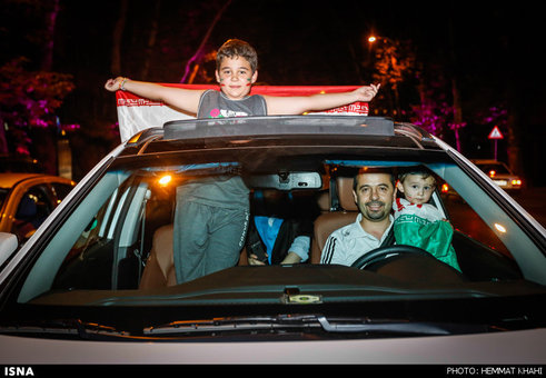 شادی مردم تهران پس از برد تیم ملی والیبال ایران درمقابل آمریکا