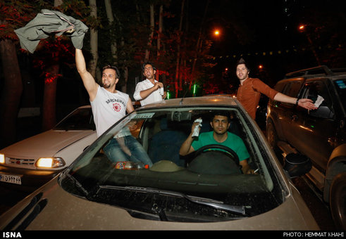 شادی مردم تهران پس از برد تیم ملی والیبال ایران درمقابل آمریکا