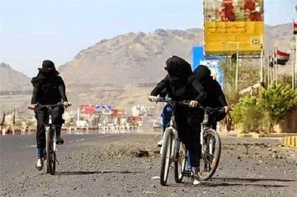 عکس/ دوچرخه‌سواری زنان یمنی در صنعا