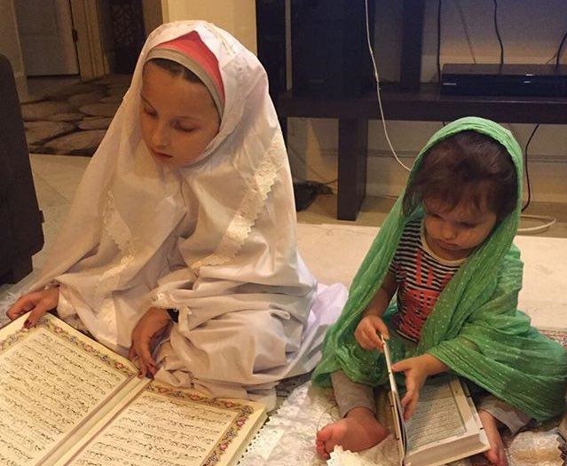 بنگر و هیجان انتشار عکس دخترانش در حال خواندن قرآن مجید+عکس