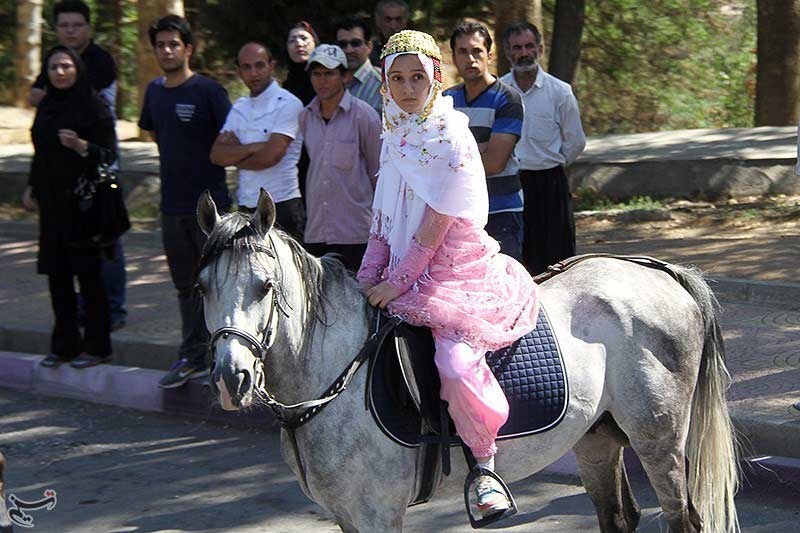 تصویر/ دختر کردی که با اسب به استقبال روحانی رفت