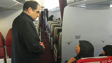 تصاویر/همدردی وزیر بهداشت با حجاج در هواپیما