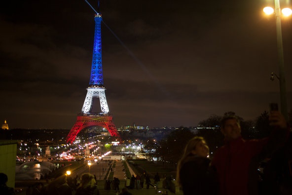 برج ایفل تاریک هم رنگ پرچم فرانسه شد/تصویـر