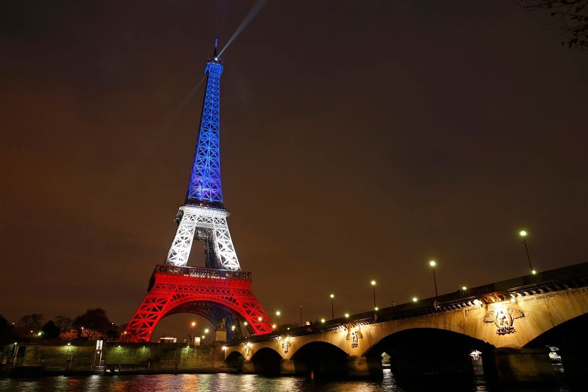 برج ایفل تاریک هم رنگ پرچم فرانسه شد/تصویـر