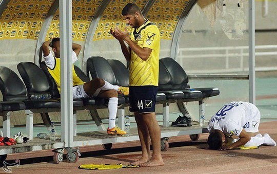 عکس/ نماز خواندن دو فوتبالیست در کنار زمین
