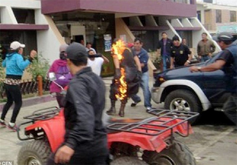 معترضان خشمگین در پرو افسر پلیس را آتش زدند/عکس