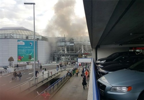 2 انفجار در فرودگاه بروکسل/ یک کشته و چند زخمی / توقف پروازها/ تخلیه فرودگاه +عکس