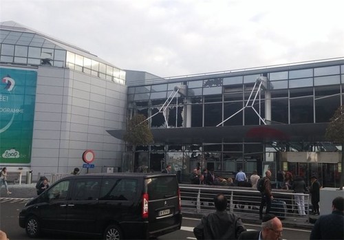 2 انفجار در فرودگاه بروکسل/ یک کشته و چند زخمی / توقف پروازها/ تخلیه فرودگاه +عکس