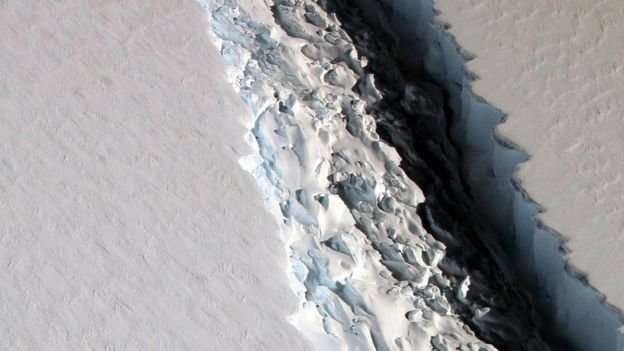یک کوه یخ بزرگ در آستانه جدا شدن از قطب جنوب است+عکس