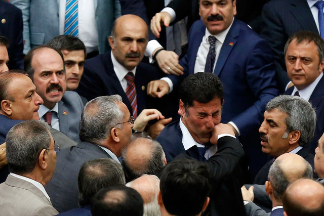 زد و خورد نمایندگان پارلمان ترکیه بر سر اصلاح قانون اساسی