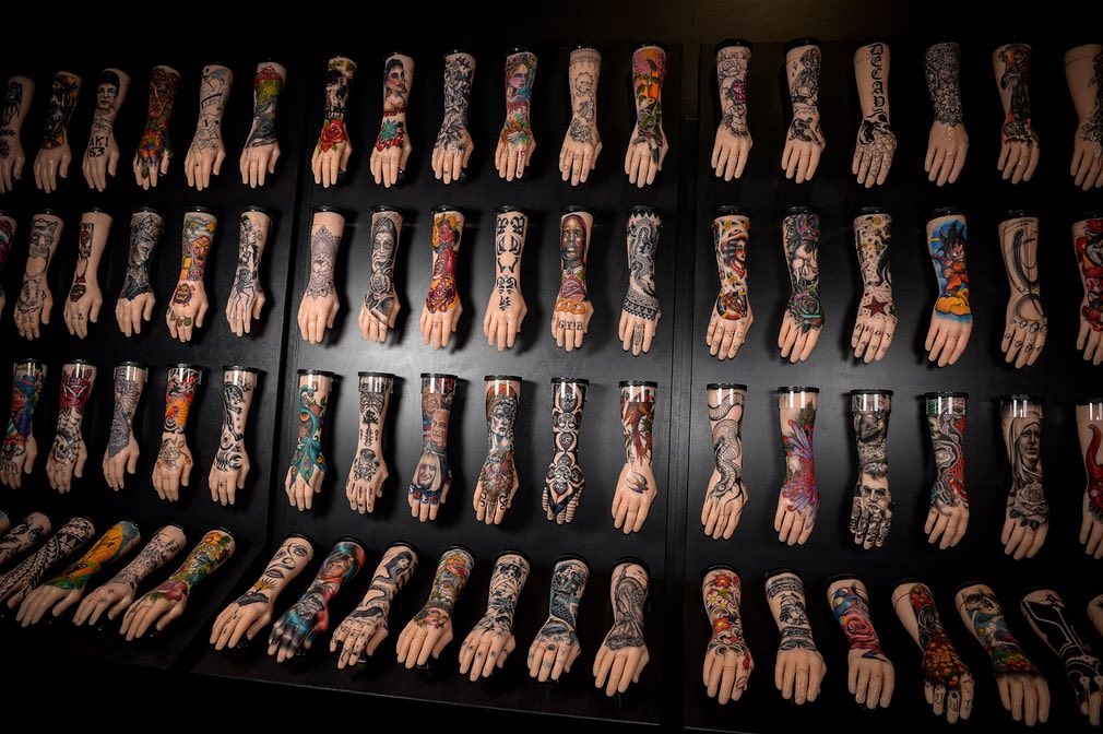 نمایشگاهی از دست‌های تتو شده در بریتانیا