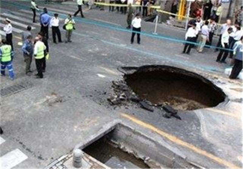 سقوط اتوبوس ۴۲ توریست فلیپینی به داخل حفره در کرج+تصویر
