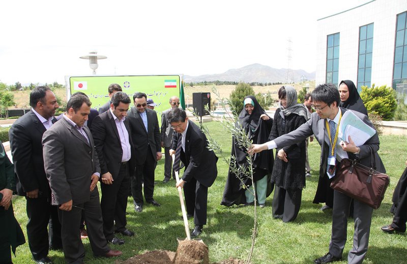 همسر نخست‌وزیر ژاپن در تهران درخت دوستی کاشت+تصاویر