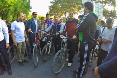دوچرخه‌سواری وزیر بهداشت در یزد+تصویر
