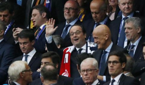 کولینا کنار رئیس‌جمهور فرانسه در افتتاحیه یورو 2016/تصویر