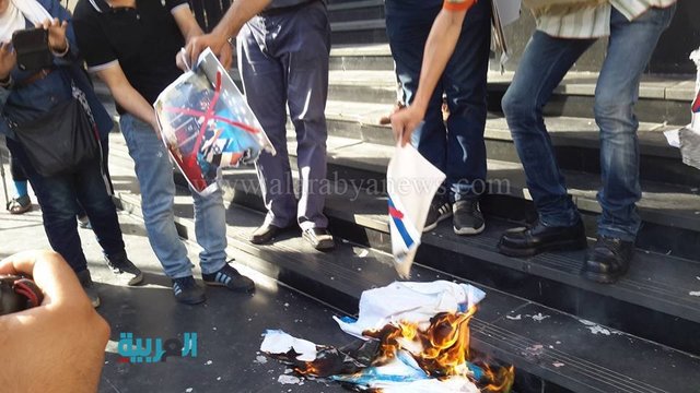 مصری‌ها پرچم اسرائیل را آتش زدند