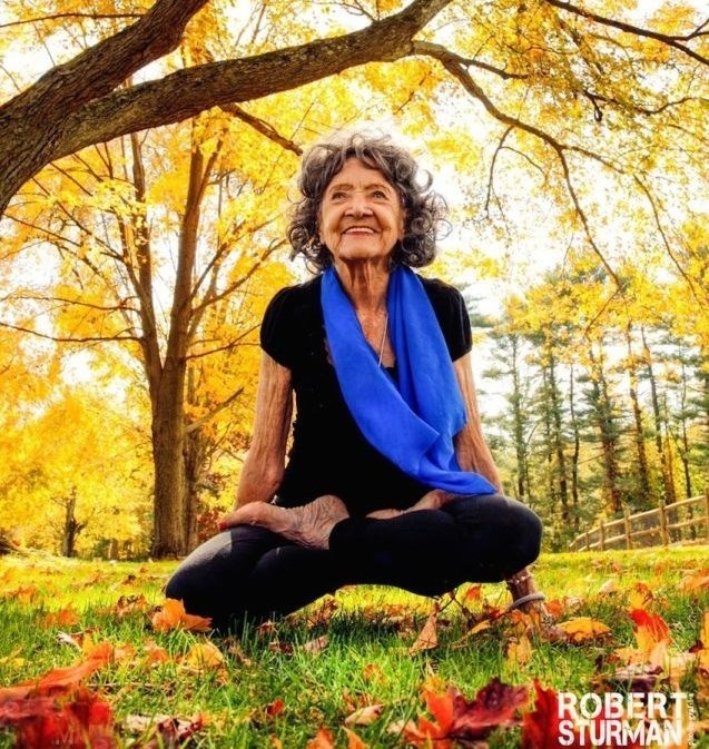 زن ۹۷ ساله مسن‌ترین مربی یوگا در جهان +تصاویر