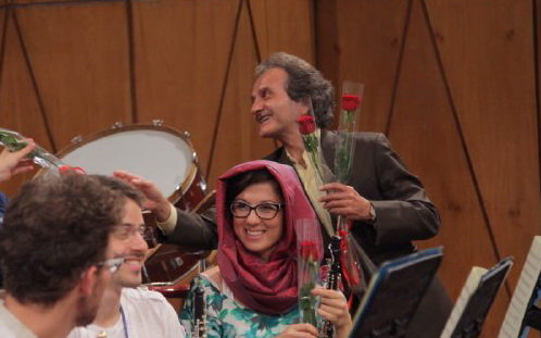 شاخه گل‌های شهرداد روحانی برای نوازندگان دختر+عکس