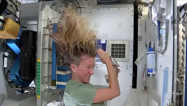 نحوه شستن مو در فضا+تصویر