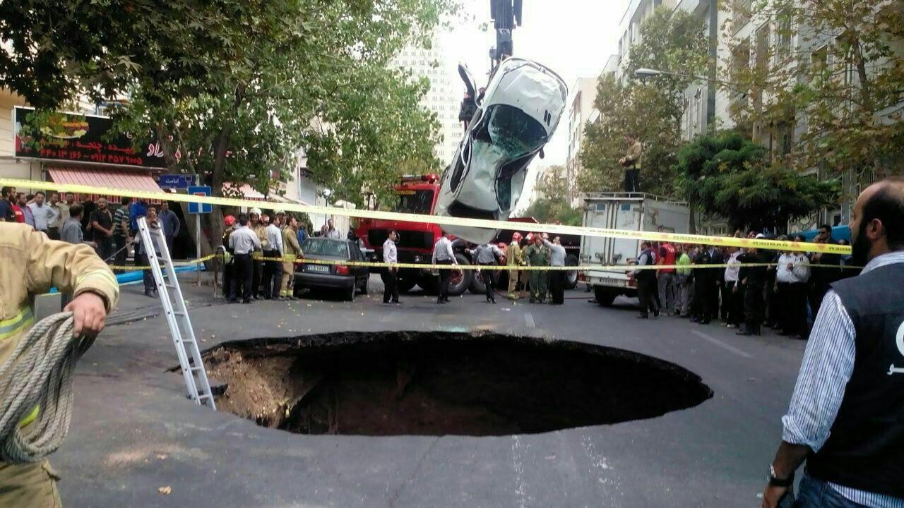 نشست زمین در تهران/ سقوط خودرو به داخل گودال 7 متری/یک نفر مصدوم شد/ انسداد خیابان پیامبر+تصاویر
