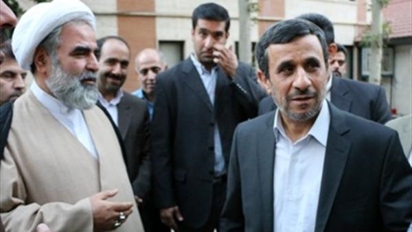 حمله یار احمدی‌نژاد به مصباحی‌مقدم؛ او جایگاهی ندارد که بگوید با مصباح مشورت نمی‌کند/احمدی‌نژاد وارد کارزار انتخابات می‌شود