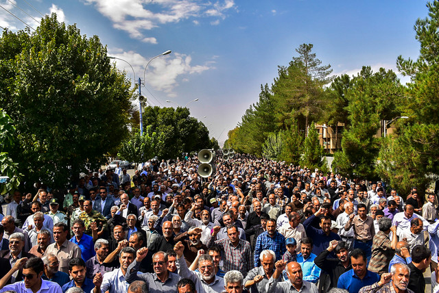 نمازگزاران تهرانی جنایات آل سعود و آل خلیفه را محکوم کردند+ بیانیه پایانی