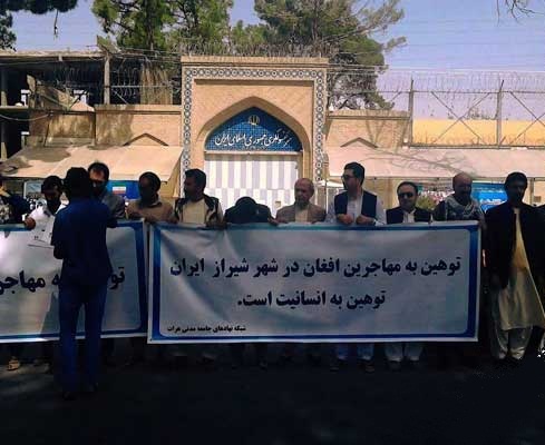 عکسی از تجمع افغان ها در اعتراض به پلیس شیراز