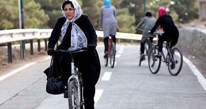 یک روز در هفته بدون خودرو/برخورد دوگانه مسئولان با دوچرخه‌سواری زنان!/ماجرای برخورد با زنان مریوانی+نظر مراجع تقلید