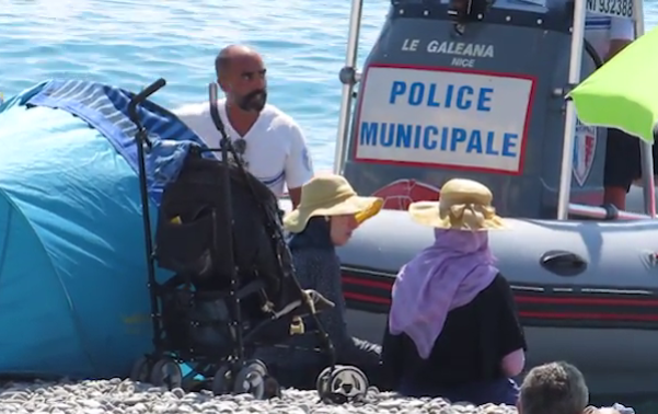 اخراج 2 زن از کنار ساحلی در فرانسه به خاطر لباس شنا +عکس