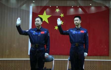 فضانوردان چینی راهی فضا شدند+تصاویر