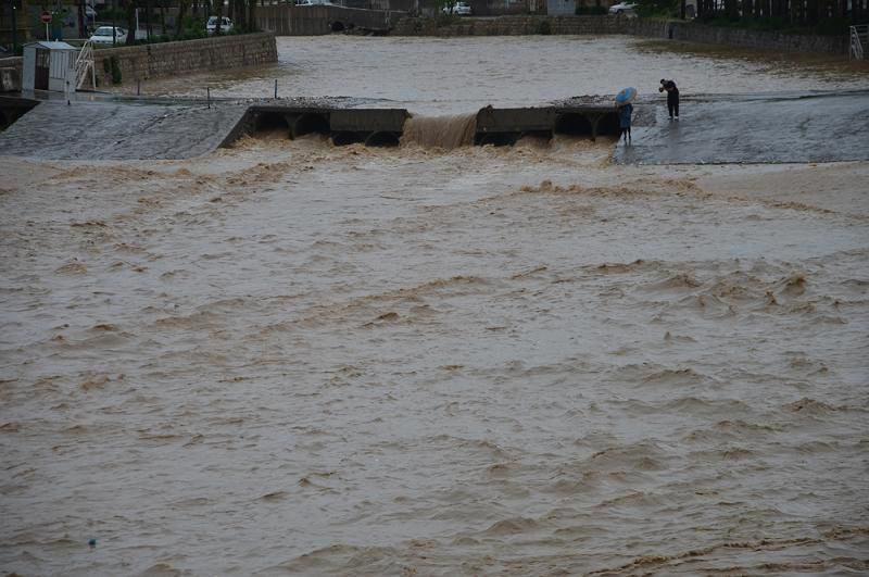 سیلاب در خرم‌آباد قربانی گرفت/ 2 دختر دانشجو غرق شدند