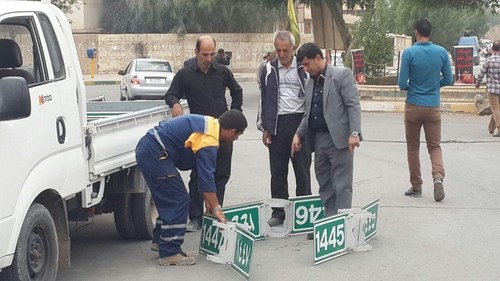 تعویض تابلوهای «شماره عمود» مسیر کربلا توسط خادمان ایرانی +عکس