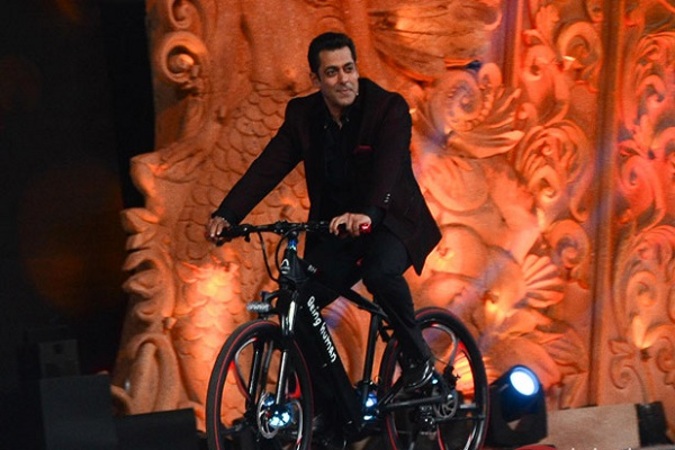 سلمان خان با دوچرخه به جشن بالیوود رفت +عکس