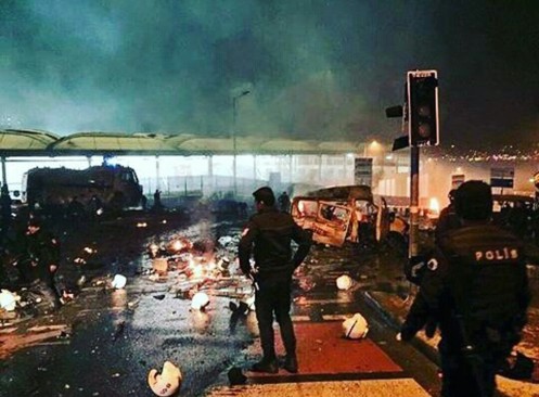 20 زخمی در 2 انفجار استانبول/ انفجار در نزدیکی استادیوم بشیکتاش/ اتوبوس پلیس، هدف انفجار +عکس