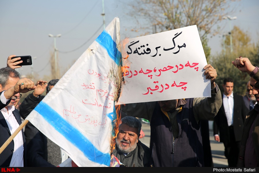 پلاکاردهای عجیب در راهپیمایی تهران/مسئولین ذوق نکنند! /مرگ بر فتنه‌گر، چه در حصر چه در قصر چه در قبر!/عکس