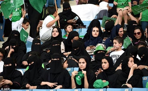 ورود زنان عربستانی به استادیوم فوتبال برای اولین بار + عکس