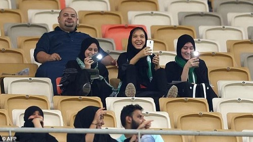 ورود زنان عربستانی به استادیوم فوتبال برای اولین بار + عکس